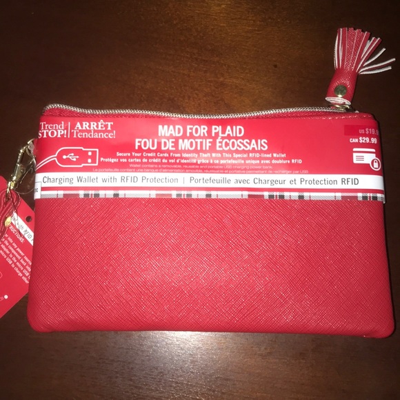 Handbags - NWT Charging wallet w/ RFID Protection